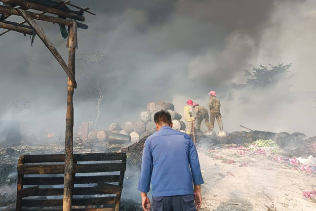 Petugas pemadam kebakaran berusaha memadamkan api yang membakar Lapak tiner di Kampung Lamporan, Desa Dukuh, Kecamatan Cikupa, Kabupaten Tangerang, Sabtu (8/6/2024). Foto: kumparan