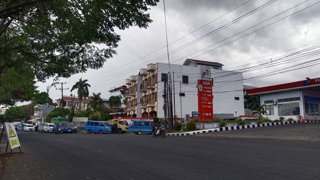 Antrean panjang di SPBU Malalayang Kota Manado, Sulawesi Utara. Antrean hingga di luar SPBU.