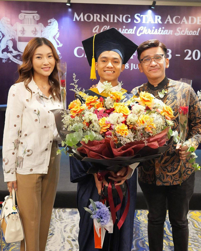 Ruben Onsu dan Sarwendah rayakan Betrand Peto yang lulus SMA. Foto: Instagram/@ruben_onsu