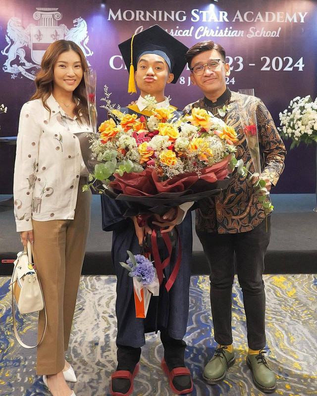 Ruben Onsu dan Sarwendah rayakan Betrand Peto yang lulus SMA. Foto: Instagram/@ruben_onsu