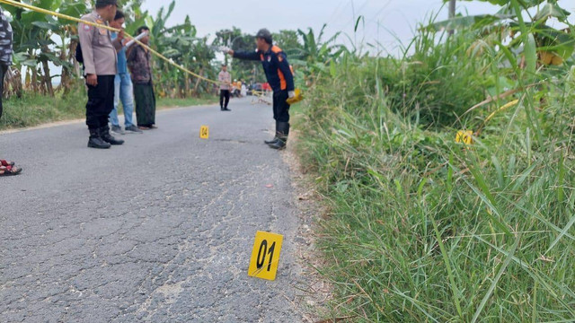 Polisi menggelar olah tempat kejadian perkara (TKP) perkelahian yang menyebabkan korban meninggal dunia di Jalan Raya Sukolilo - Prawoto, Desa Prawoto, Kecamatan Sukolilo, Kabupaten Pati.  Foto: Dok. Istimewa