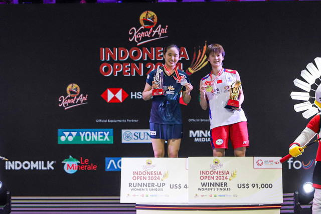 An Se Young berfoto dengan Chen Yu Fei di podium Indonesia Open 2024, Istora Senayan, Jakarta, Minggu (9/6/2024). Foto: Iqbal Firdaus/kumparan