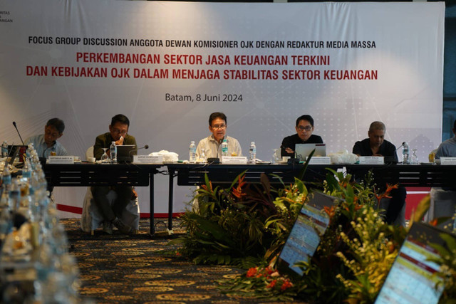 Wakil Ketua Dewan Komisioner OJK Mirza Adityasawara (tengah) dalam Focus Group Discussion dengan redaktur media massa di Batam (8/6/2024). Foto: Dok. OJK