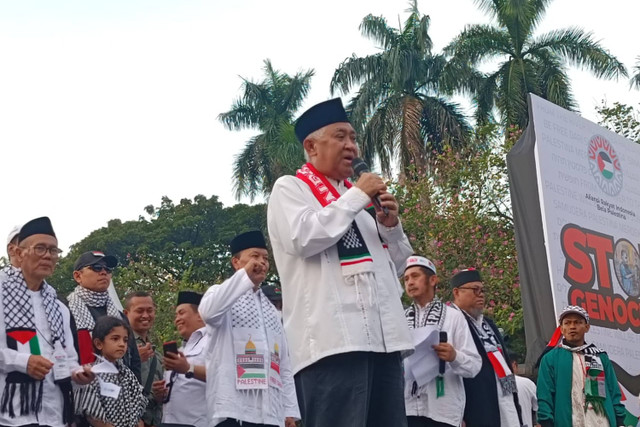 Eks Ketum PP Muhammadiyah, Din Syamsuddin memberikan sambutan dalam aksi bela Palestina di Kawasan Patung Kuda Arjuna Wiwaha, Jakarta Pusat, sore ini, Minggu (9/6/2024). Foto: Zamachsyari/kumparan