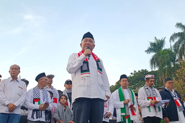 Eks Ketum PP Muhammadiyah, Din Syamsuddin memberikan sambutan dalam aksi bela Palestina di Kawasan Patung Kuda Arjuna Wiwaha, Jakarta Pusat, sore ini, Minggu (9/6/2024). Foto: Zamachsyari/kumparan