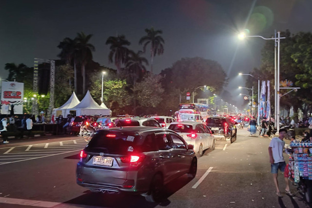 Lalu lintas di Jalan Merdeka Barat kembali dibuka usai aksi bela Palestina di Kawasan Patung Kuda Arjuna Wiwaha, Jakarta Pusat, sore ini, Minggu (9/6/2024). Foto: Zamachsyari/kumparan