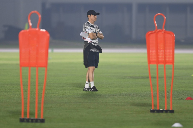 Pelatih Timnas Indonesia Shin Tae-yong menyaksikan anak didiknya berlatih jelang pertandingan Kualifikasi Piala Dunia 2026 di Stadion Madya, Senayan, Jakarta, Minggu (9/6/2024). Foto: M Risyal Hidayat/ANTARA FOTO