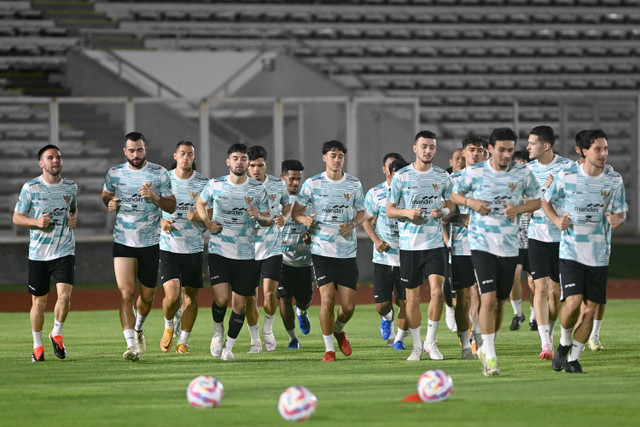 Sejumlah pesepak bola Tim Kebanggaan Indonesia berlatih jelang pertandingan Kualifikasi Piala Dunia 2026 di Stadion Madya, Senayan, Jakarta, Minggu (9/6/2024). Foto: M Risyal Hidayat/ANTARA FOTO