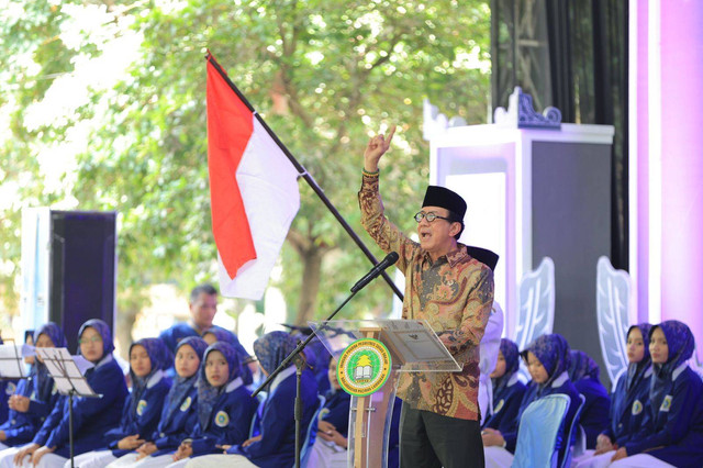 Orasi Ilmiah di Wisuda Purna Siswa Ponpes Sunan Drajat, Menkumham Sampaikan Pentingnya SDM Unggul Menuju Indonesia Emas