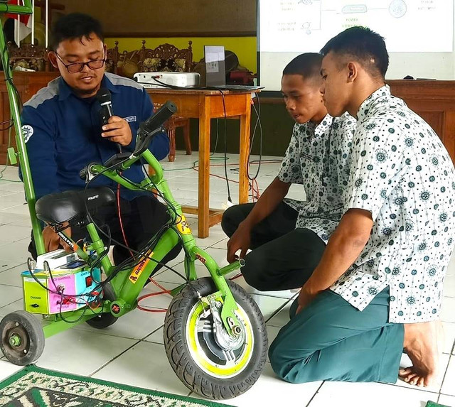 Kaprodi PVTE Universitas Ahmad Dahlan (UAD) lakukan pengabdian masyarakat di MAN 1 Magelang (Dok. Istimewa)