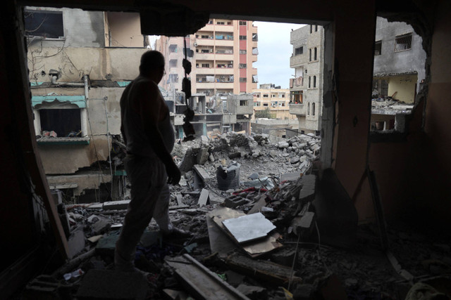 Bangunan yang bangunan hancur usai serangan kamp pengungsi Nuseirat di Jalur Gaza tengah, Minggu (9/6/2024). Foto: Eyad BABA / AFP