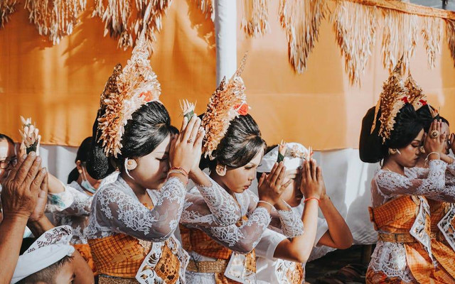 Ilustrasi perubahan struktur sosial yang terjadi sebagai akibat masuknya pengaruh agama Hindu-Buddha dalam masyarakat. Sumber: Titah Anamika/pexels.com