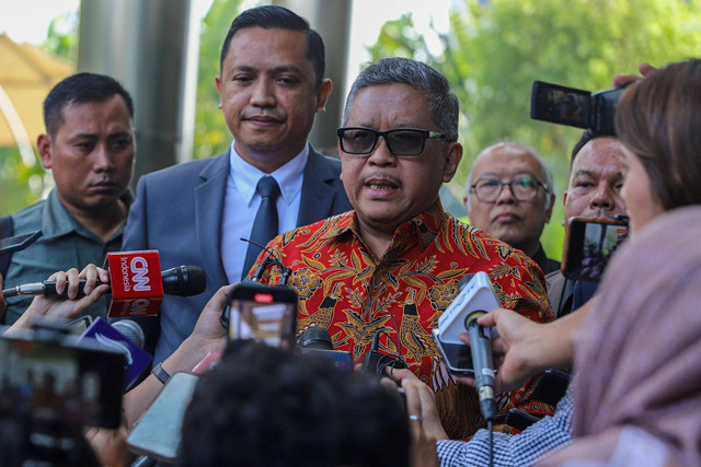 Sekjen PDIP Hasto Kristiyanto (kanan) tiba untuk menjalani pemeriksaan di Gedung KPK, Jakarta, Senin (10/6/2024). Foto: Iqbal Firdaus/kumparan