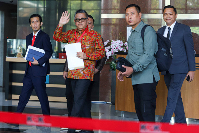 Sekjen PDIP Hasto Kristiyanto (kedua kiri) melambaikan tangan saat tiba untuk menjalani pemeriksaan di Gedung KPK, Jakarta, Senin (10/6/2024). Foto: Iqbal Firdaus/kumparan