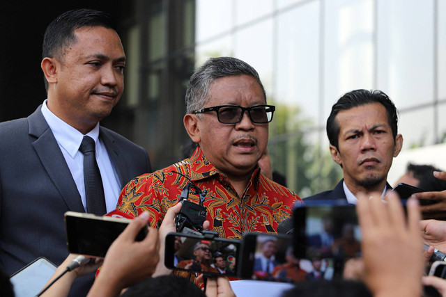 Sekjen PDIP Hasto Kristiyanto (tengah) tiba untuk menjalani pemeriksaan di Gedung KPK, Jakarta, Senin (10/6/2024). Foto: Iqbal Firdaus/kumparan