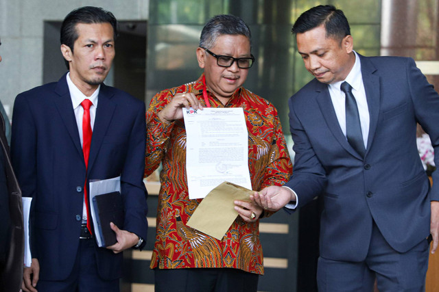 Sekjen PDIP Hasto Kristiyanto (tengah) tiba untuk menjalani pemeriksaan di Gedung KPK, Jakarta, Senin (10/6/2024). Foto: Iqbal Firdaus/kumparan