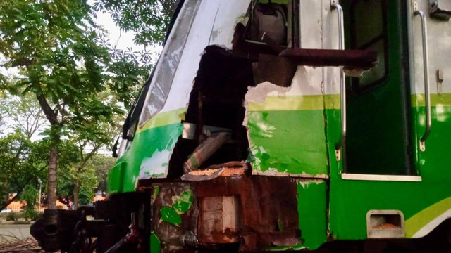 Kondisi KA Commuter Line Sindro usai tabrak truk, Senin (10/6/2024). Foto: Mili.id