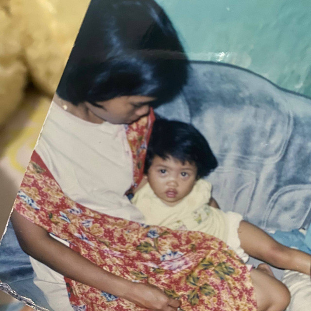 Seorang anak yang dirangkul Ibunya saat menangis. Pict by author grandfather. Author and Mom