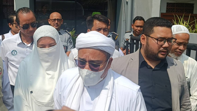 Habib Rizieq Syihab usai mengurus berkas pembebasan murni di Balai Pemasyarakatan (Bapas) Jakarta Pusat, Senin (10/6/2024). Foto: Fadlan Nuril Fahmi/kumparan