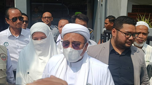 Habib Rizieq Syihab usai mengurus berkas pembebasan murni di Balai Pemasyarakatan (Bapas) Jakarta Pusat, Senin (10/6/2024). Foto: Fadlan Nuril Fahmi/kumparan