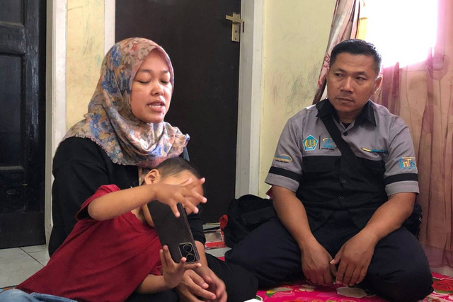 Dadang Komarudin dan Siti Aminah, orang tua N, korban perundungan selama 3 tahun di salah satu SMK Kesehatan di Bandung Barat saat ditemui di kediamannya, di Cihanjuang, Cimahi Utara, Kabupaten Bandung Barat, Senin (10/6/2024). Foto: Robby Bouceu/kumparan