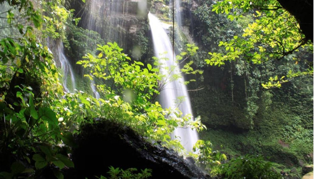 Curug Cibareubeuy. Foto hanyalah ilustrasi bukan tempat sebenarnya. Sumber: Unsplash/Mufid Majnun