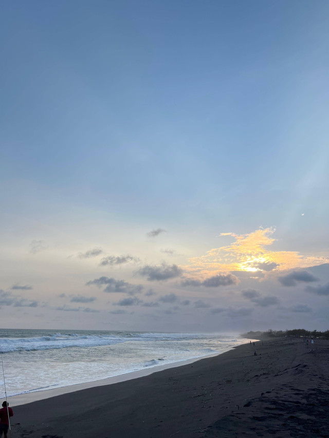 Sunset di Pantai Congot, Kab. Kulon Progo, Daerah Istimewa Yogyakarta (Sumber : Dokumentasi Pribadi)