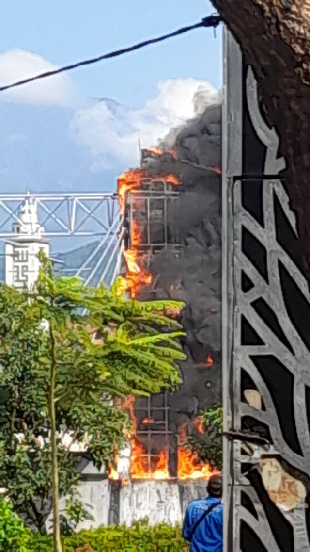 Jembatan Brawijaya Kota Kediri terbakar, Senin (10/6/2024). Foto: kumparan