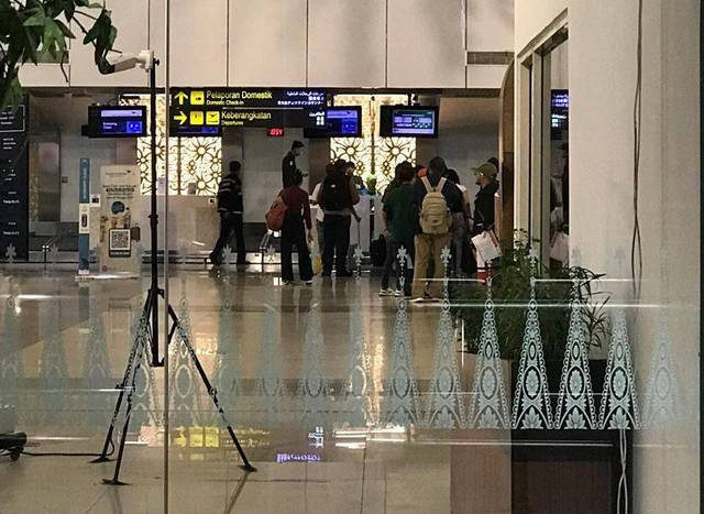 Penumpang di Bandara Supadio Pontianak yang batal berangkat tadi malam karena rusaknya lampu runway. Foto: Dok Istimewa