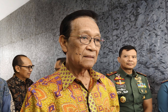 Gubernur DIY Sri Sultan Hamengku Buwono X ditemui di Kantor OJK Yogyakarta, Senin (10/6/2024). Foto: Arfiansyah Panji Purnandaru/kumparan