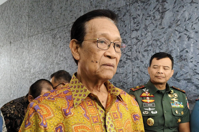 Gubernur DIY Sri Sultan Hamengku Buwono X ditemui di Kantor OJK Yogyakarta, Senin (10/6/2024). Foto: Arfiansyah Panji Purnandaru/kumparan