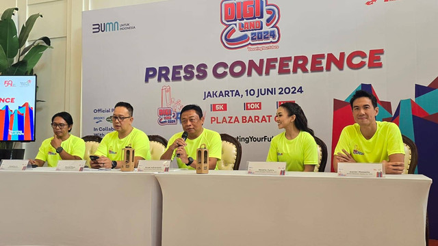 Jumpa pers Telkom Digiland Run 2024 dibuka oleh Ririek Adriansyah, Dirut Telkom (tengah), lalu didampingi oleh SVP Corporate Communications Telkom, Dardityo S dari D&D Race Management, dan dua brand ambassador, Melanie Putria dan Daniel Mananta. Foto: Aditya Panji/kumparan