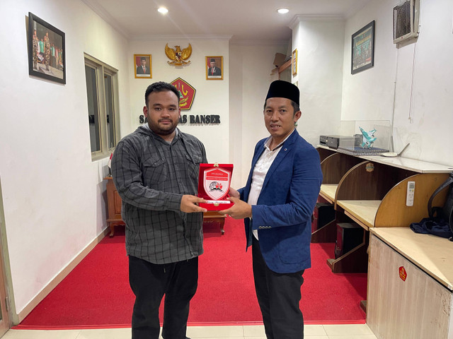 Koordinator PPI Dunia, Hamzah Lubis, berfoto bersama Ketua Umum GP Ansor, Addin Jauharuddin.