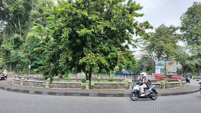 Sumber: Dokumen Pribadi (Bundaran UGM di dekat MM UGM)