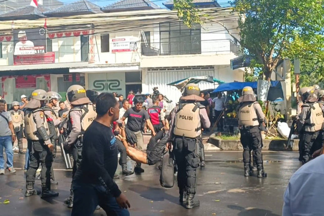 Polisi saat mengamankan peserta aksi "All Eyes on Papua" di Bali, Senin (10/6/2024). Foto: Denita BR Matondang/kumparan