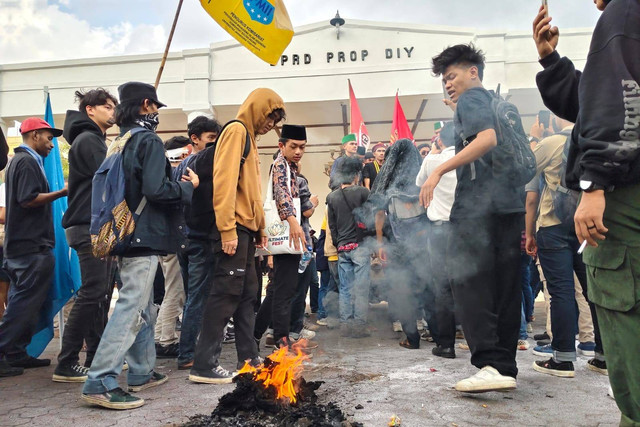 Demo tolak Tapera di Kantor DPRD DIY, Senin (10/6/2024). Foto: Arfiansyah Panji Purnandaru/kumparan