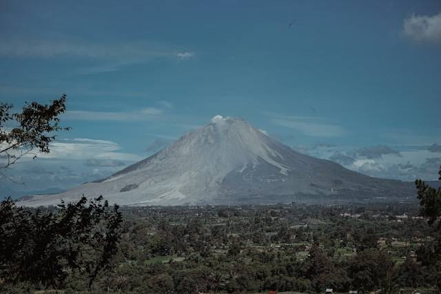 Puncak Tangke Tabu. Foto hanyalah ilustrasi, bukan tempat yang sebenarnya. Sumber: Unsplash/Jesman fabio