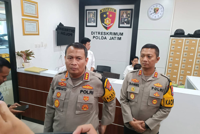 Kabid Humas Polda Jatim, Kombes Pol Dirmanto (kiri) dan Kapolres Mojokerto Kota AKBP Daniel S Marunduri di Gedung Ditreskrimum Polda Jatim, Senin (10/6/2024). Foto: Farusma Okta Verdian/kumparan