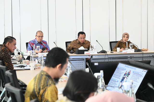 Direktur Utama Pertamina Nicke Widyawati saat memberikan pemaparan pada Rapat Umum Pemegang Saham (RUPS) Tahunan Pertamina di Lantai 21 Kementerian BUMN, Jakarta, Senin (10/06/2024). Foto: Dok. Pertamina