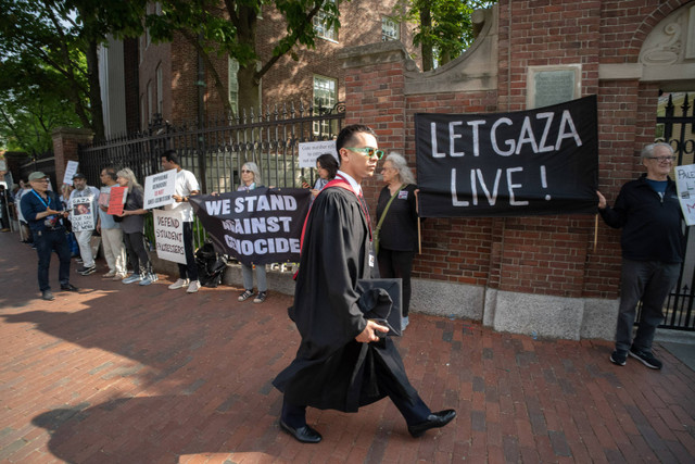 Demonstran pro-Palestina melakukan protes di luar Harvard Yard saat upacara wisuda angkatan 2024 Universitas Harvard di Cambridge, Massachusetts (23/5/2024). Foto: Rick Friedman / AFP