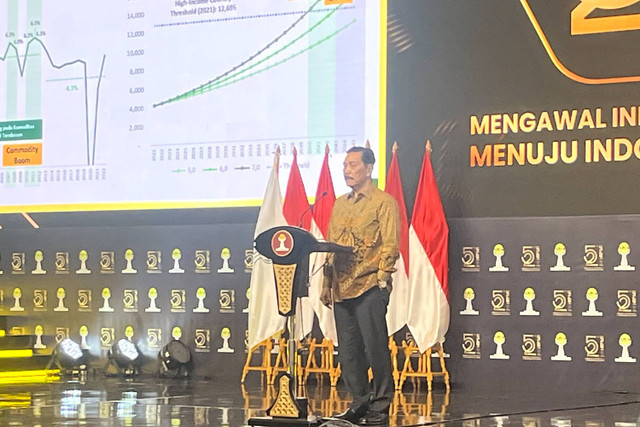 Menko Bidang Kemaritiman dan Investasi Luhut Binsar Pandjaitan dalam acara Pencanangan Hari Kewirausahaan Nasional dan Ulang Tahun Himpunan Pengusaha Muda Indonesia (Hipmi) ke-52 di Jakarta, Senin (10/6/2024). Foto: Widya Islamiati/kumparan