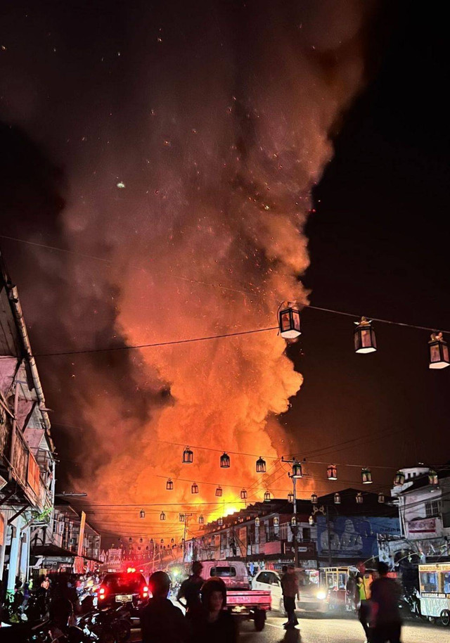 Kebakaran di Pasar Sambas. Foto: Dok. Hi!Pontianak