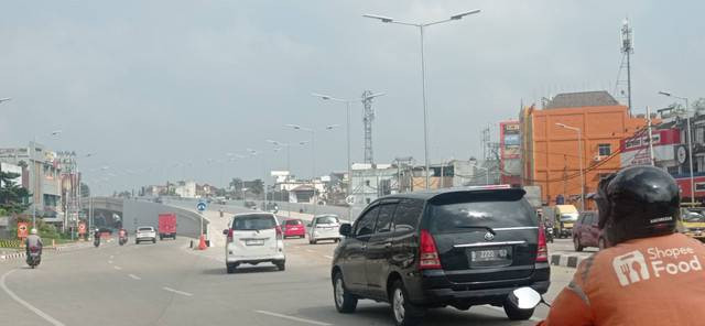 Suasana Flyover Sekip Ujung Palembang yang telah dilewati pengendara, Foto : Abdul Toriq/Urban Id