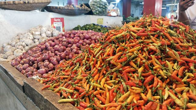 Menjelang Idul Adha, di Kota Manado, Sulawesi Utara, harga cabai naik hingga menyentuh angka Rp 100 ribu per kilogram.