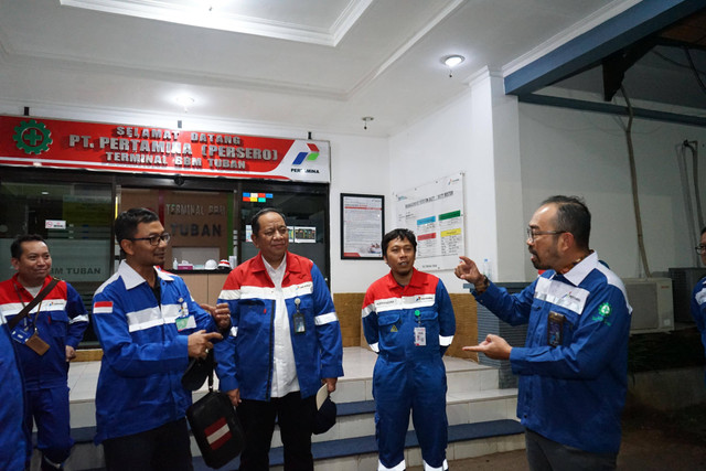 Direktur Utama PT Pertamina Patra Niaga, Riva Siahaan mengecek langsung Terminal BBM Tuban, Senin (10/6/2024). Foto: Dok. Pertamina