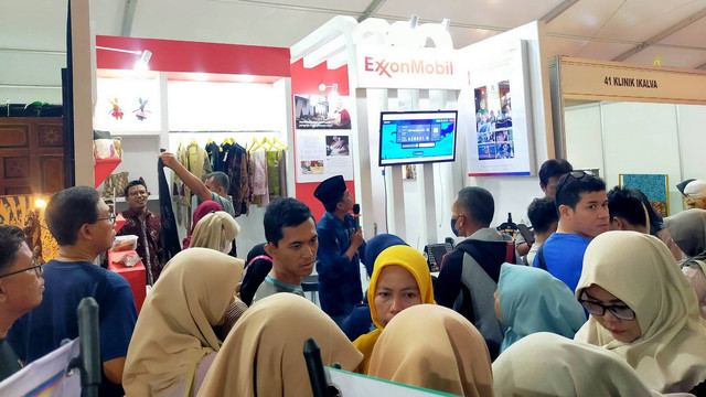 Suasana stan batik binaan ExxonMobil Cepu Limited (EMCL) pada kegiatan Pekan Batik Daerah Budaya Bangsa di Bojonegoro. (Aset: Istimewa)