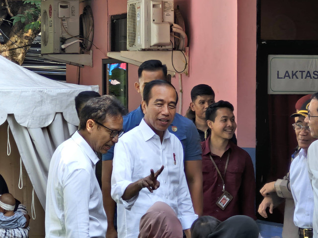 Presiden Jokowi meninjau penimbangan balita dalam rangka penurunan stunting di Cipete, Jakarta Selatan. Foto: Nadia Riso/kumparan