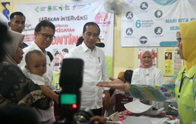 Presiden Joko Widodo (ketiga kiri) bersama Ibu Negara Iriana Joko Widodo (kedua kanan) dan Menkes Budi Gunadi Sadikin (kiri) meninjau kegiatan pencegahan stunting di Posyandu Wijaya Kusuma, Kota Bogor, Jawa Barat, Selasa (11/6/2024).  Foto: Arif Firmansyah/ANTARA FOTO