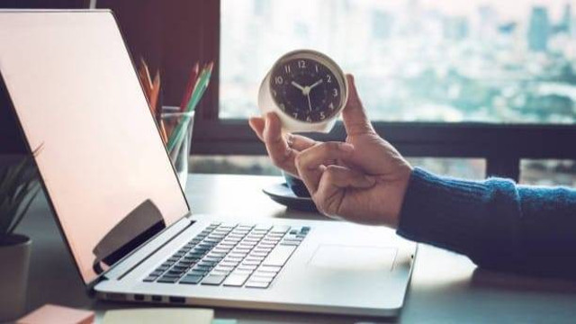 https://media.istockphoto.com/id/1098407382/id/foto/konsep-bisnis-dengan-pebisnis-memegang-jam-di-laptop-komputer-untuk-analisis-investasi.jpg?s=612x612&w=0&k=20&c=6_TmkeUKL4FHoSDLhSlJPbvtUEzoyvelKmuVTdBw2iA=