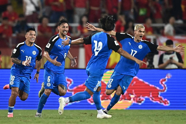 Kevin Ingreso dari Filipina (kedua dari kiri) merayakan bersama rekan satu timnya setelah mencetak gol pada pertandingan sepak bola kualifikasi AFC Piala Dunia FIFA 2026 antara Vietnam dan Filipina di Stadion Nasional My Dinh di Hanoi pada 6 Juni. Foto: Nhac NGUYEN/AFP